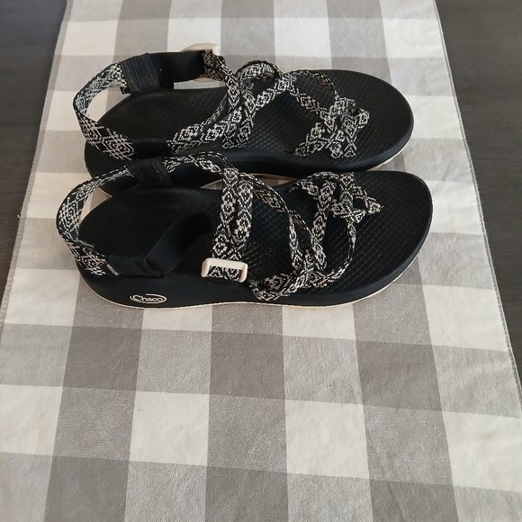 Chaco Black and White Sandals Size 8.5 Womans Like New - Picture 2 of 6